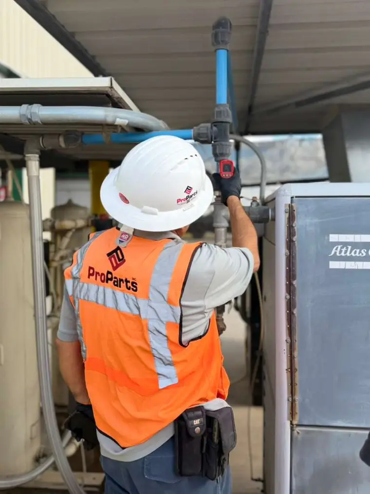 Técnico de Pro Parts MX dando mantenimiento a un compresor Atlas Copco